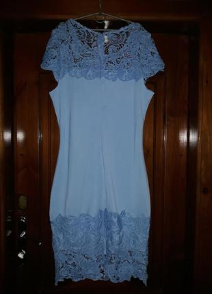 Красиве голубе плаття з мереживом на плечах і по подолу
