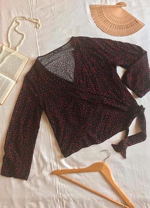 Нарядная вискозная чёрная блузка на запах в горошек  (размер 40-42)