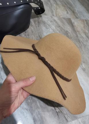 Бежевая шляпка с широкими полями claire's