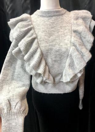 Жіночий светрик з рюшами