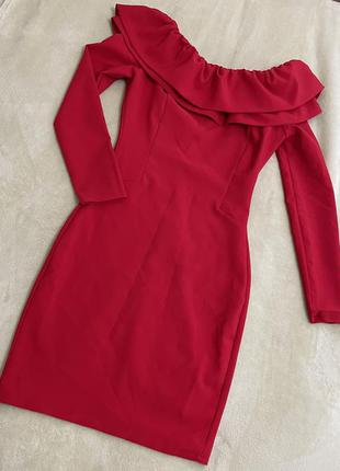 Красное платье с открытыми плечами1 фото