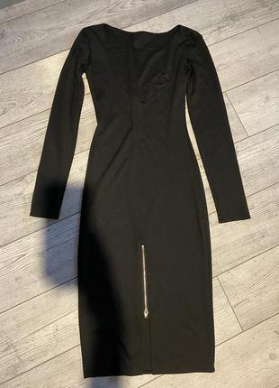 Чёрное трикотажное платье с вырезом на спине