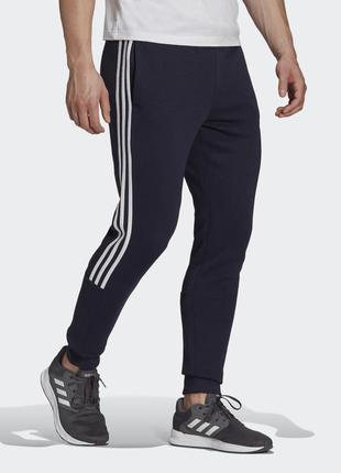 Штани чоловічі adidas essentials fleece tapered cuff 3-stripes gk89772 фото