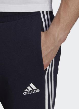 Штани чоловічі adidas essentials fleece tapered cuff 3-stripes gk89776 фото