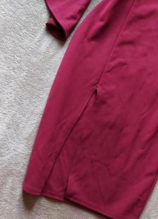 Плотное сексуальное платье футляр с оголенными плечами и разрезом на ножке цвета марсала5 фото