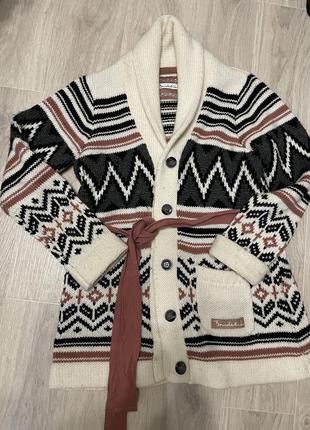 Білий в'язаний кардиган з візерунками новий рік