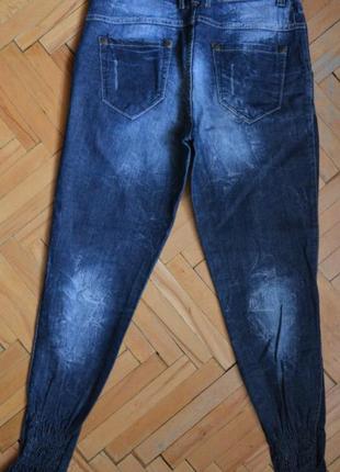 Зауженные к низу летние джинсы.4 фото