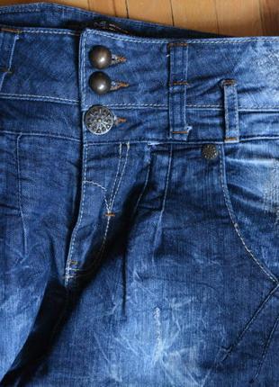 Зауженные к низу летние джинсы.2 фото