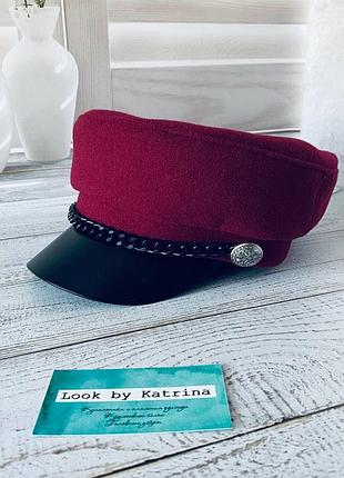 Стильне тепле кепі бордового кольору