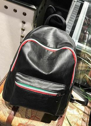 Черный рюкзак из кожзама с тиснением