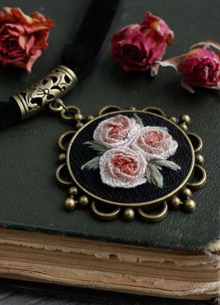 Нарядное черное колье чокер с розами на бархатной ленте украшение в винтажном стиле6 фото