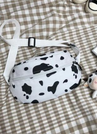 Поясная сумка с коровьим принтом и брелком белая1 фото