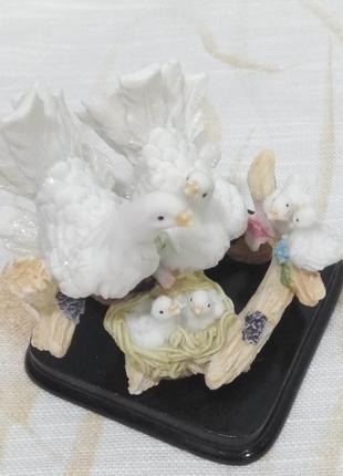 Керамическая статуэтка семья белых голубей с четырьмя птенцами в гнезде4 фото