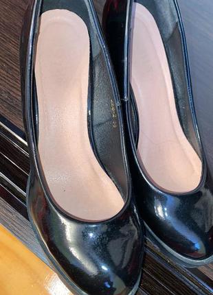 Туфли черние на танкетка лаковие39 размер4 фото