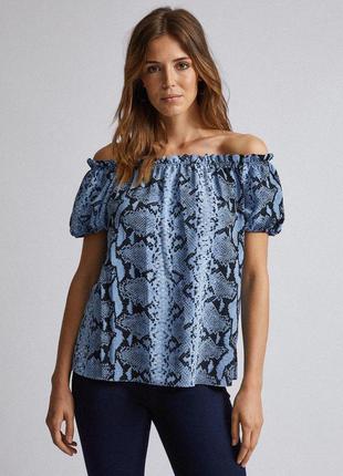 Блуза с открытыми плечами в змеиный принт zara