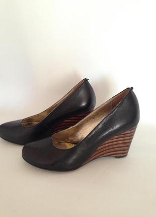 Відмінні шкіряні туфлі на танкетці