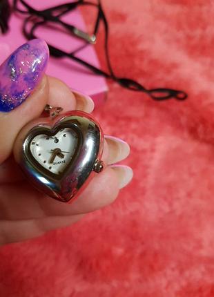 Часы сердечко,можно на руке и можно на шеи носить