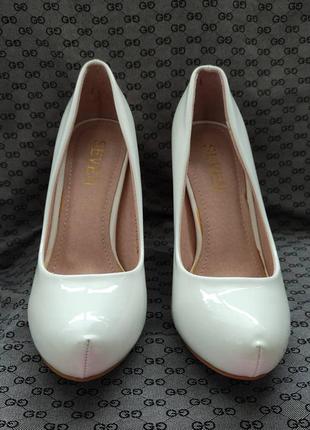 Белые лаковые туфли на каблуке вечерние туфли свадебные туфли выпускные2 фото