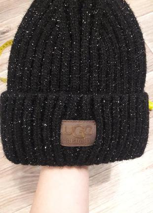 Шапка черная теплая с блестящей ниткой ugg