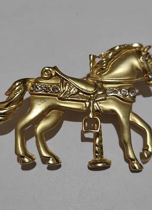 Єдиноріг 🦄. брошка у золотому кольорі з кристалами. відламаний шматочок.