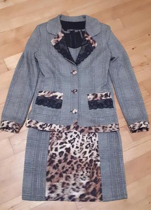 Костюм: пиджак и платье с тигровой вставкой.