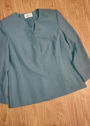 Нежно-голубой синий пиджак жакет блейзер с пуговицами и длинным рукавом стильный офисный