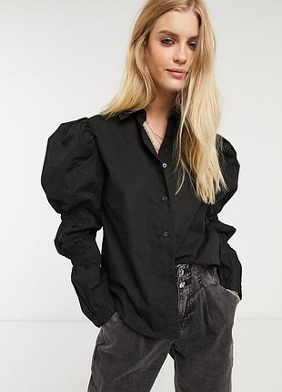 С объемными рукавами