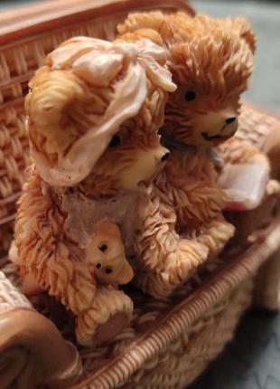 Винтажная коллекционная фигурка медведи на диване.3 фото