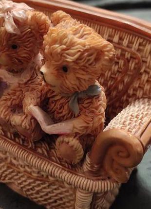 Винтажная коллекционная фигурка медведи на диване.4 фото