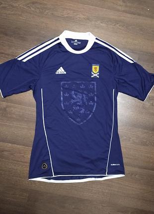 Футболка adidas scotland с принятом на спине.