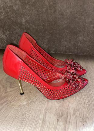 Червоні туфлі човники на шпильці, розмір 372 фото