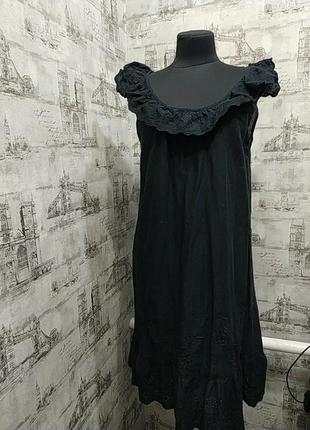 Чорне плаття з вибитим малюнком на рукавчиках і внизу плаття дуже тоненьке і легке