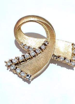 Брошка стрічка у золотому кольорі з кристалами