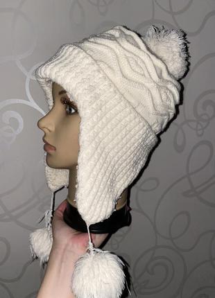 Стильна жіноча молочна зимова шапка вушанка4 фото