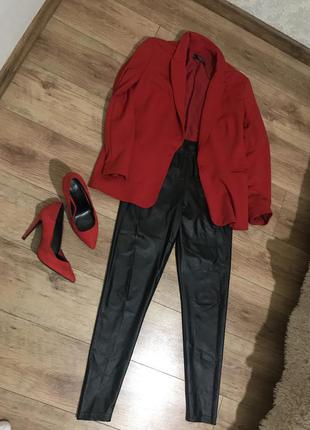 Яскраві туфлі bershka