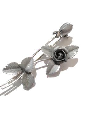 Изящная брошь розочка в серебряном цвете