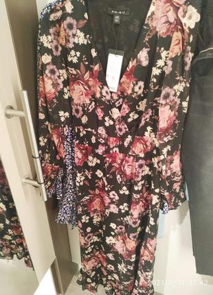 Красиве оригінальне плаття в квіти