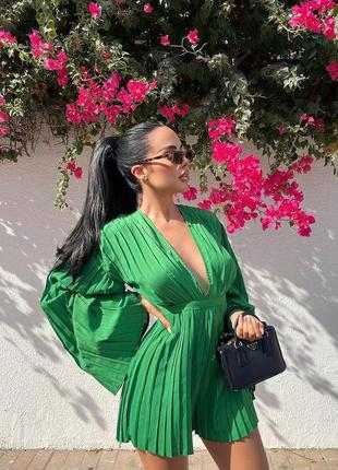 Зеленый плиссированный комбинезон, с широкими рукавами и открытой спиной