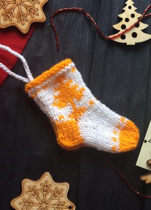 Новорічний декор в'язана шкарпетка на ялинку, новорічна іграшка на ялинку ручної роботи1 фото