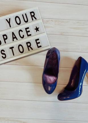 Фиолетовые лаковые туфли на высоком каблуке2 фото