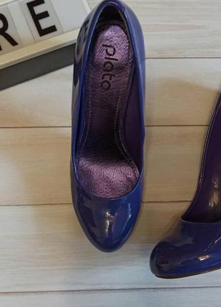 Фиолетовые лаковые туфли на высоком каблуке3 фото
