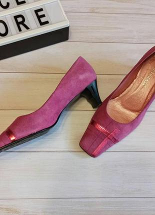 Розовые туфли под замш на маленьком устойчивом каблуке2 фото
