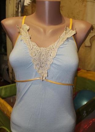 Майка с красивым золотым декольте
