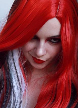 Ефектний червоний перуку з фарбуванням