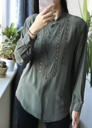 Винтажная шелковая блуза рубашка с вышивкой винтаж шелк зеленая хаки