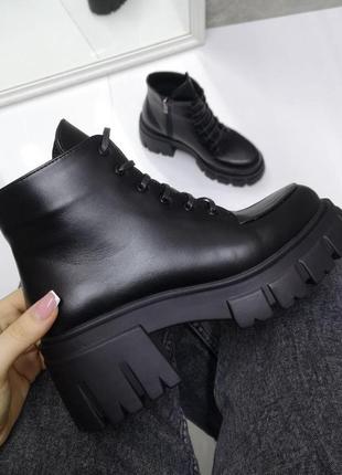 Жіночі зимові чорні шкіряні черевики на товстій підошві2 фото