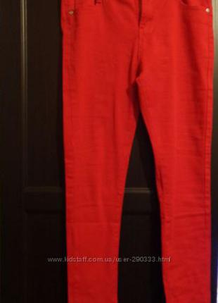 Червоні джинси, штани