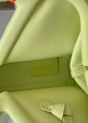 Красивая женская кожаная сумочка в стиле bottega white белая3 фото