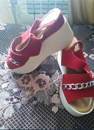 Взуття на танкетці, сандалі, босоніжки