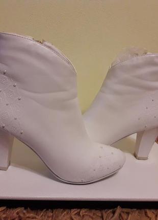 Ботінки білого кольору.